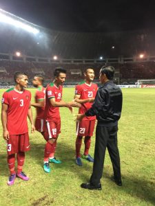 Presiden Jokowi salami pemain timnas.